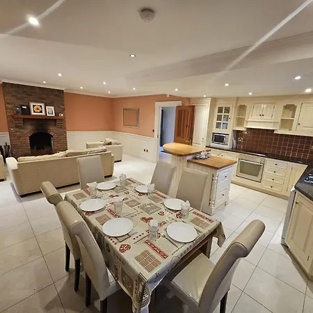 3 Clos Na Feirme Three Bedroom House With Hot Tub *